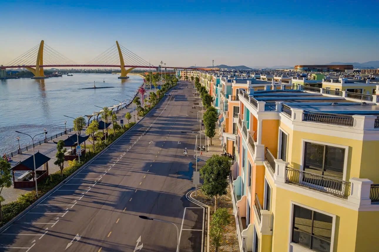 Không gian phố đi bộ và cảnh quan ven sông tại Vinhomes Royal Island