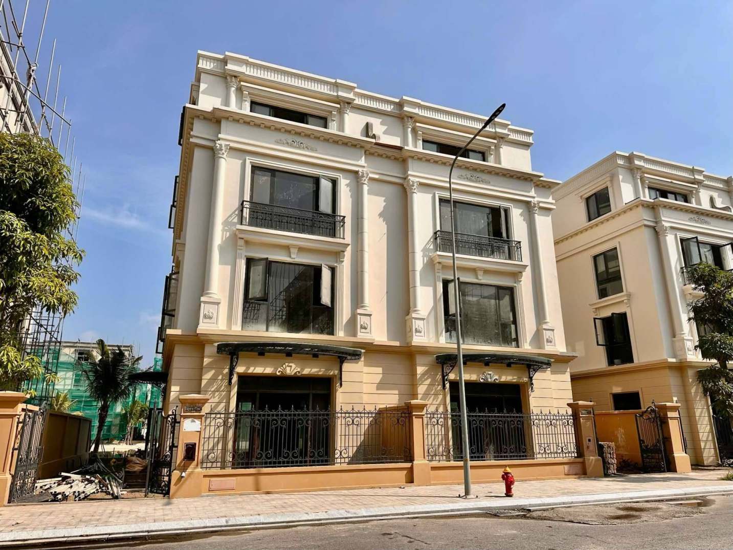 BÁN BIỆT THỰ SONG LẬP – VINHOMES ROYAL ISLAND – 200M² – GIÁ 13,5 TỶ