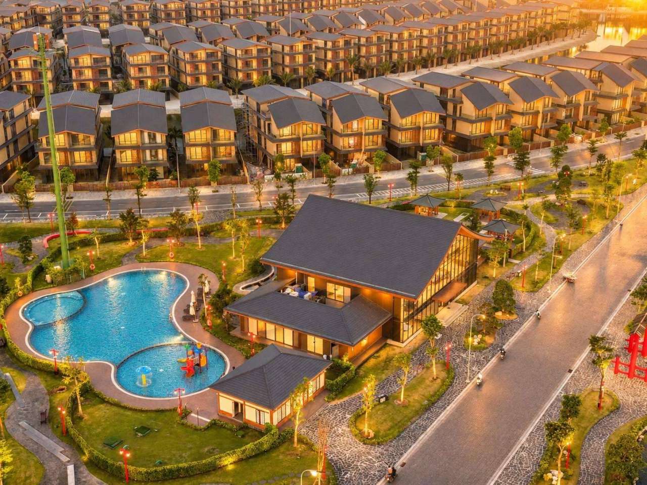 Toàn cảnh khu tiện ích, bể bơi và dãy biệt thự ở Vinhomes Vũ Yên lúc hoàng hôn