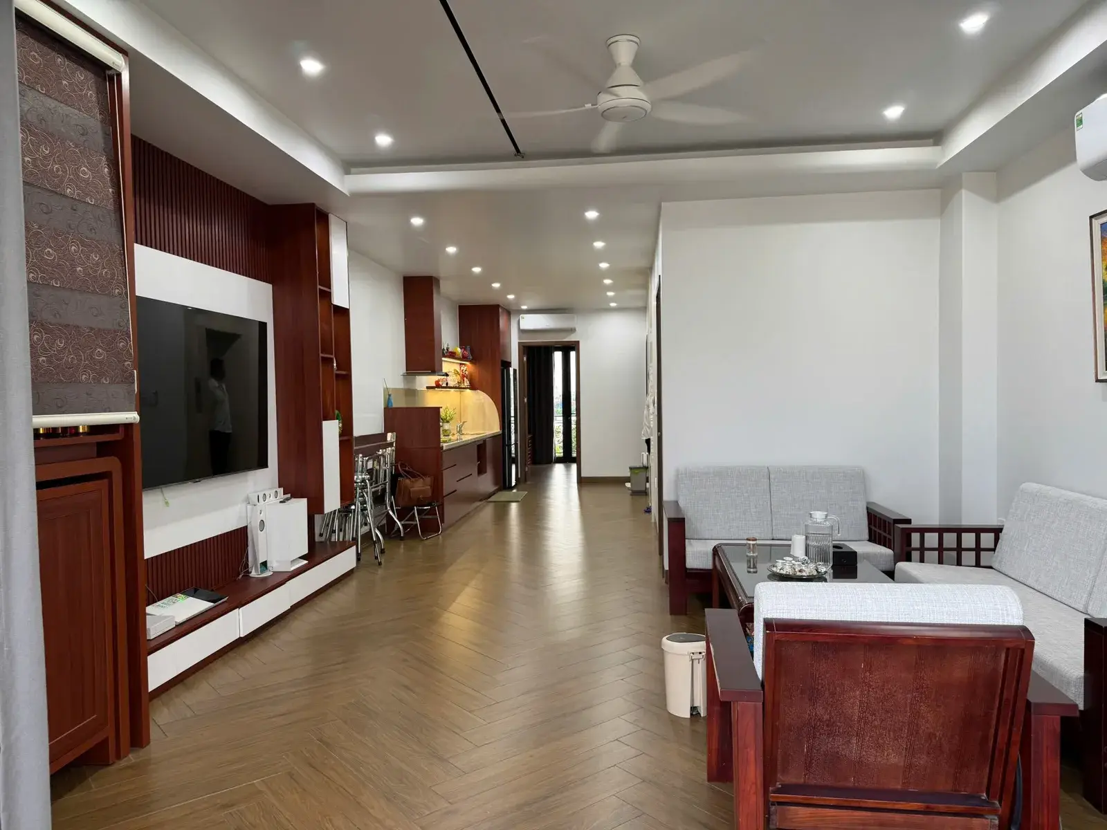 Phòng khách và bếp đã hoàn thiện nội thất trong căn nhà cho thuê tại Vinhomes Vũ Yên