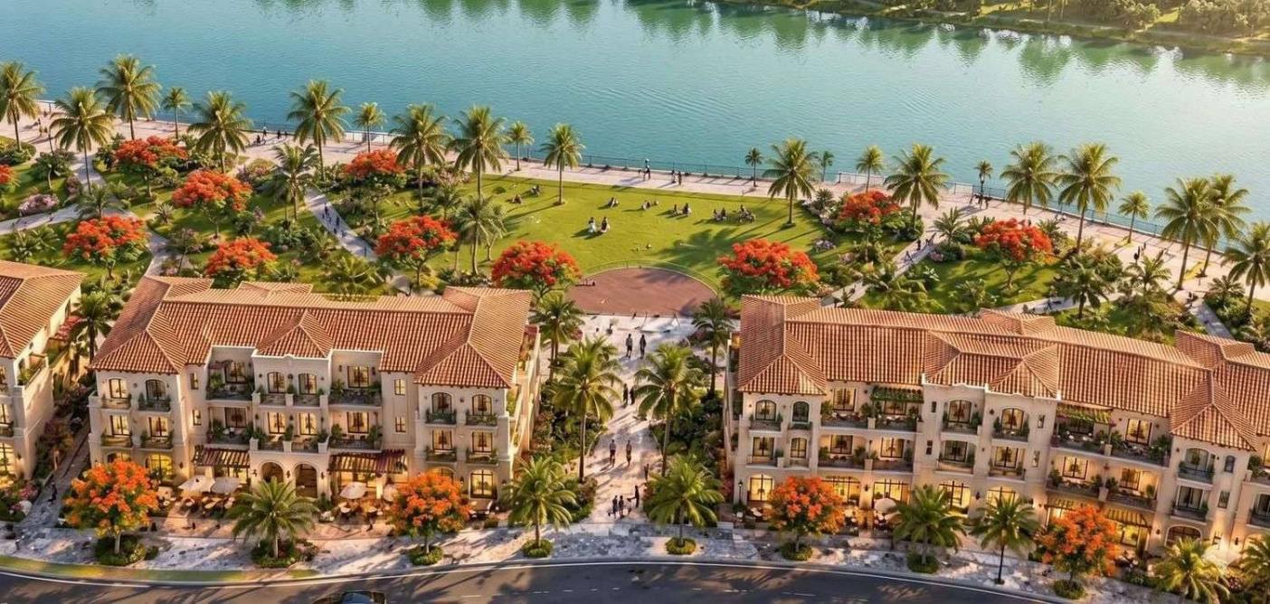 Phối cảnh trục quảng trường nhìn ra hồ, nhà ngói đỏ và hoa phượng