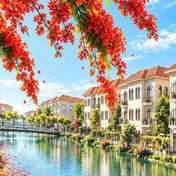Kênh nước và hoa phượng đỏ